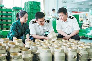 寧海檢驗檢疫局工作人員在企業(yè)生產(chǎn)現(xiàn)場