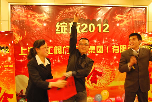 董事長楊猛抽出年會特等獎