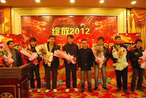 董事長楊猛與公司2011年度文明員工候選人合影