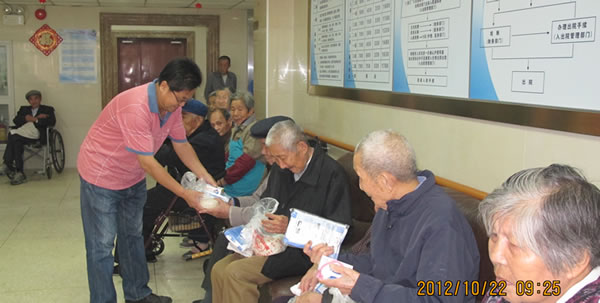 上海滬工閥門廠(集團)有限公司工會主席林銀華同志為華亭敬老院的老人們發放節日禮品