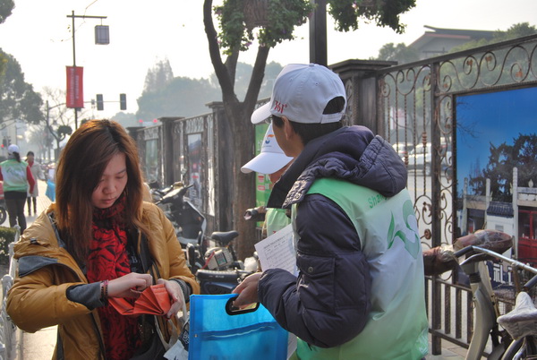 滬工志愿者在嘉定區(qū)博樂路開展“好心人幫好心人”募捐活動(dòng)2