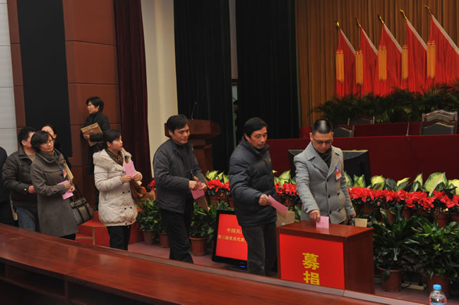 楊猛為藍天下至愛活動捐款