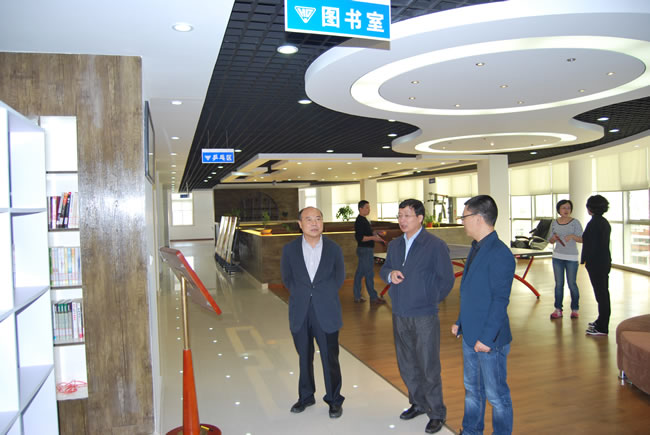 朱建江副區長、沈培新書記等領導視察滬工'職工之家'