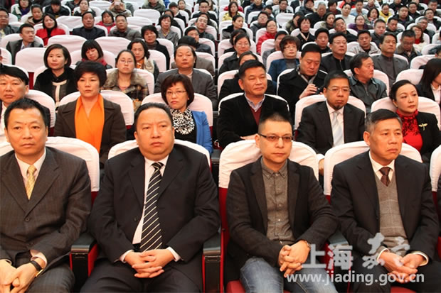 楊猛在2013 年度嘉定區(qū)非公有制經(jīng)濟人士理想信念教育實踐活動總結(jié)大會