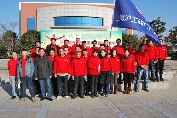 活動結束后部分員工在華亭鎮社區文化活動中心活動現場合影