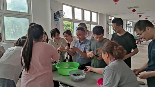 2021年上海滬工閥門廠端午節(jié)包粽子活動(圖3)