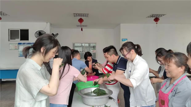 2021年上海滬工閥門廠端午節(jié)包粽子活動(圖5)